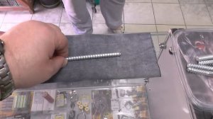 Володя ломает андерхэндом сантехнические шурупы в длинах 170мм и 150мм