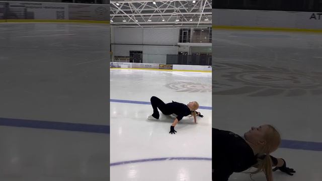 Учусь делать слайд💘😋 #figureskating #фигурноекатание #фк #фигуристка #axel #figureskater #аксель смотреть онлайн