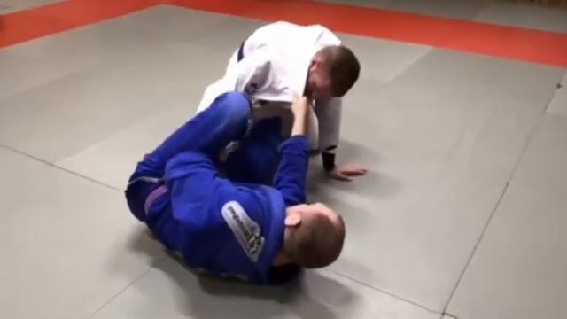 Атаки из лассо гарда, когда соперник защищает руку. смотреть онлайн