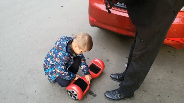 Богдану папа подарил гироскутер и сам же уехал на нем вдаль... смотреть онлайн
