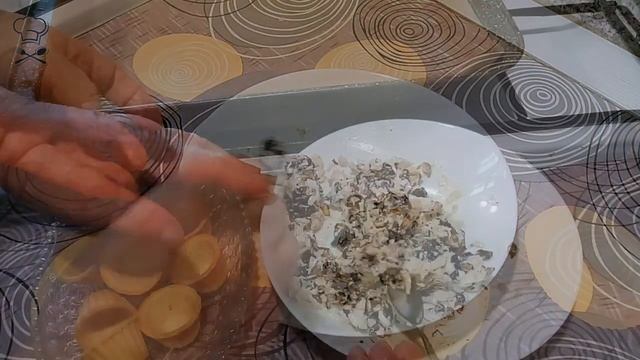 Закуска на праздничный стол  ТАРТАЛЕТКИ С ГРИБАМИ И КУРИЦЕЙ ПОД СЫРОМ