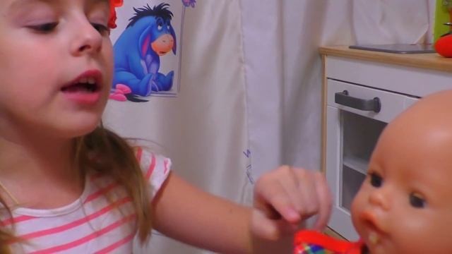 Куклa Беби Бон Кушает Кашу с Вареньем Открывает Сюрприз Даша Как мама играет в куклы смотреть онлайн