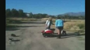 Падение девушки со скутера