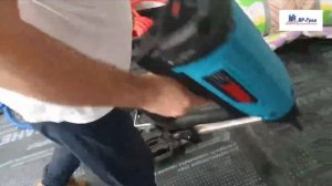 Процесс разводки системы отопления по полу в квартире в новостройке