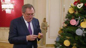 "Елка желаний" продолжает дарить детям подарки