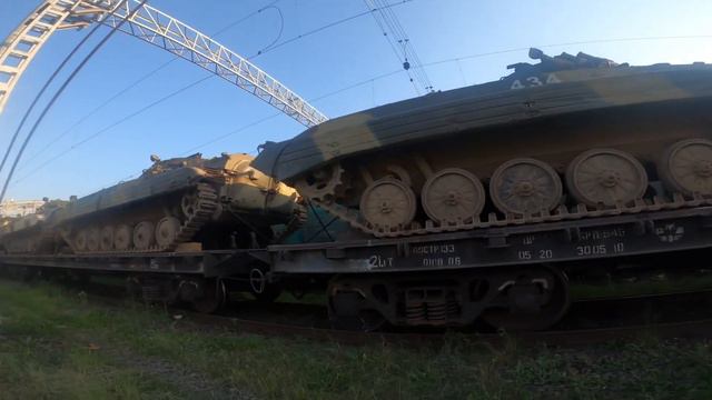 [4К] Военные боевые машины БМП-2 на железнодорожных платформах