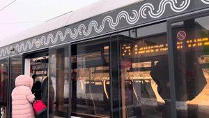 Трамвай 71-911ЕМ ”Львёнок - Москва” следует по маршруту 21 ”м. Щукинская - Таллинская ул.”