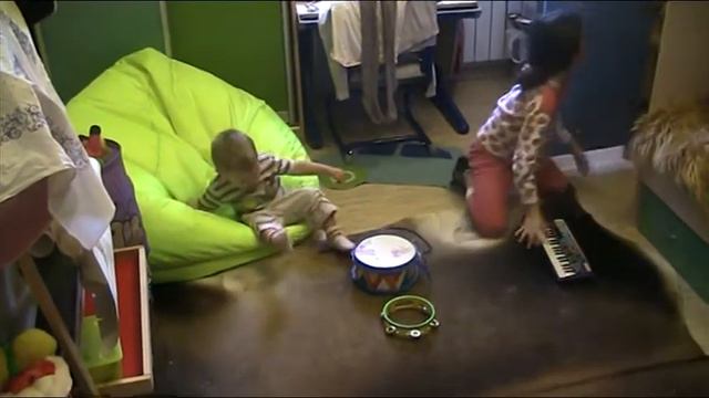 Детки играют на инструментах, видео 1 смотреть онлайн