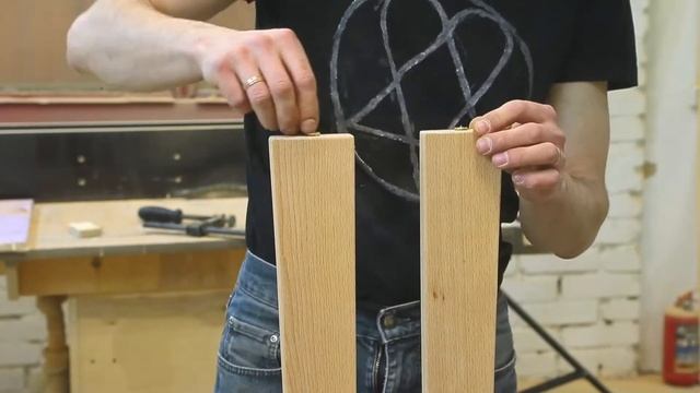 Классические стулья в гостиную из массива.