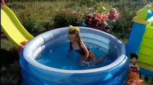 Купание с игрушками в бассейне: мою куклу и плаваю с корабликами. Лучшие детские развлечения на дач