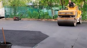 Каток закатывает асфальт
