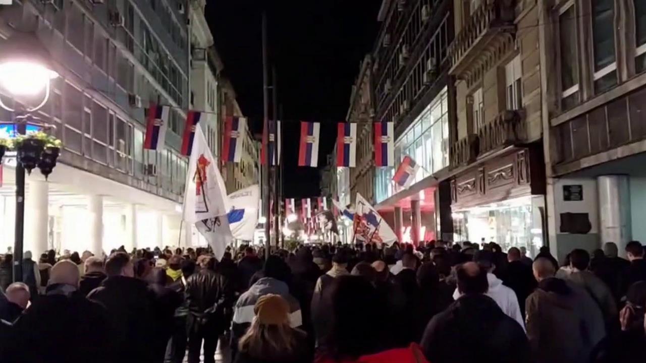 В Сербии несколько тысяч человек вышли на улицы Белграда в поддержку России