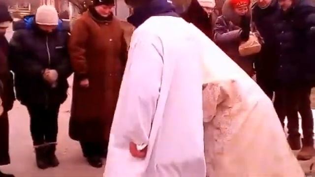 Крещение Освящение воды возле Свято Алексеевского храма, п Лазурное смотреть онлайн