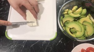 Салат с Авокадо, Курицей и Грибами.