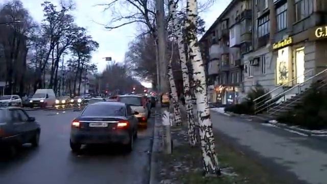 Перед Новым Годом у магазина DEMOS в Запорожье 28 12 2016 смотреть онлайн