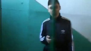 Гопник читает слюнявый реп в подъезде!