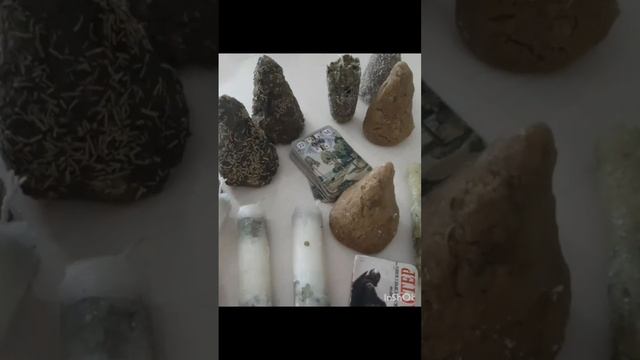 Магия свечей — это обряды и практики, в которых используют свечи.