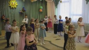 Мама. Дети исполняют танец для мамы