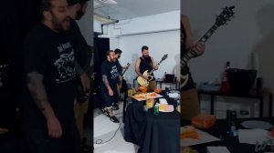 CPM 22 e Lucas Silveira tocando Linoleum do NOFX