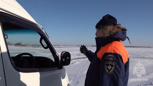 ГИМС МЧС России отмечает, амурский лёд по-прежнему притягивает рыбаков испытать своё везение