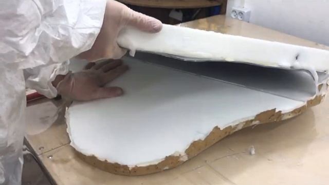 Процесс изготовления журнального стола из колотого карагача с заливкой эпоксидной смолы белого цвет