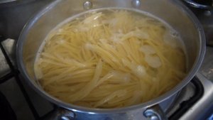 Очень вкусные домашние котлеты с подливой на сковородке с гарниром