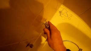 Устранение течи при неправильной установке смесителя в ванной