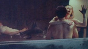 Девушка Cпит с Другом Своего Парня, пока тот лежит на диване...