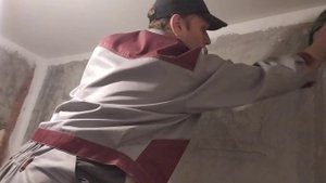 Подготовка к шпаклевки оштукатуренной стены - снято на видео. Ремонт коридора ч 12.