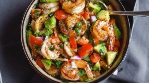 Салат с креветками авокадо и помидорами. Условиях простой рецепт