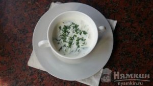 Холодный суп из сметаны со свежим огурцом и укропом