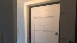 Установка металлических входных дверей с порталом откосом