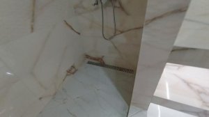 Полки с подсветкой в санузле.
