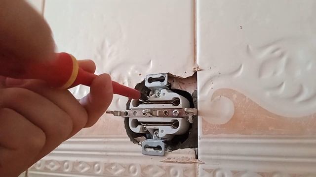 Как починить розетку | Как протянуть контакт в розетке.