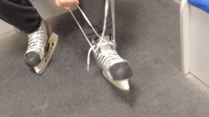 Хоккей. Как завязать коньки.