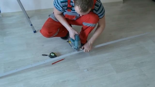 Как вырезать ПВХ БАГЕТ с внешним углом.Натяжные потолки