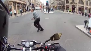 Мотоциклист прикалывается на пешеходами Прикол