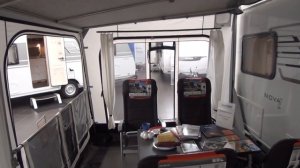 Прицеп дача Hymer и палатка для кемпинга.
