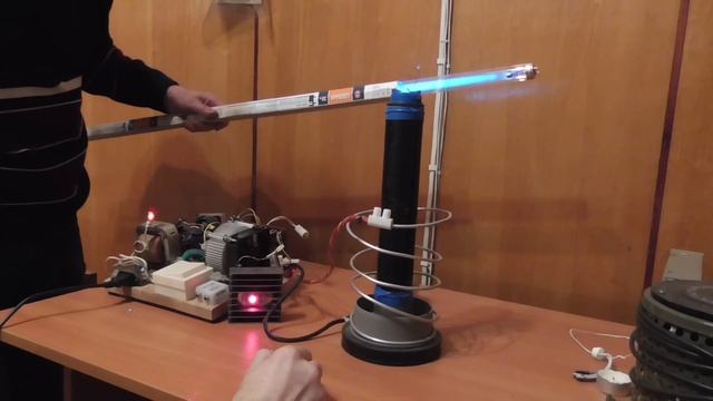 Что будет, если кристалл транзистора работающего качера освещать лазером? смотреть онлайн