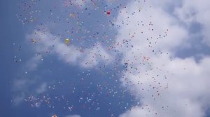 воздушные шарики с гелием запускают в небо