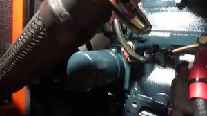 Где находится масляный фильтр в дизельном генераторе EPS 103 DE.