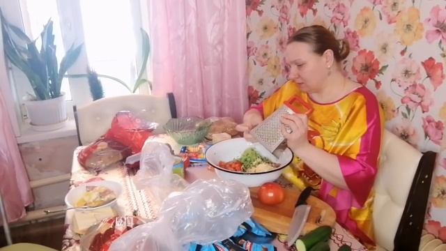 МУЖ НАКУПИЛ ПРОДУКТОВ НА САЛАТ /САЛАТ ИЗ КИРИЕШЕК смотреть онлайн