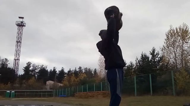 Уличная тренировка после 40 с коротким бревном и покрышками. Колхозный кроссфит#69. смотреть онлайн