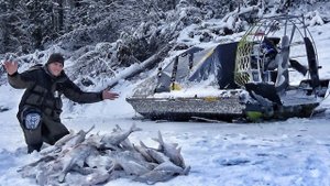 ГОРУ КРУПНЯКА НАЛОВИЛИ! ТАК ЛОВЯТ МЕСТНЫЕ! И МЫ)