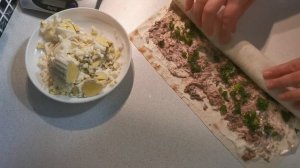 РУЛЕТ ИЗ ЛАВАША С ТУНЦОМ