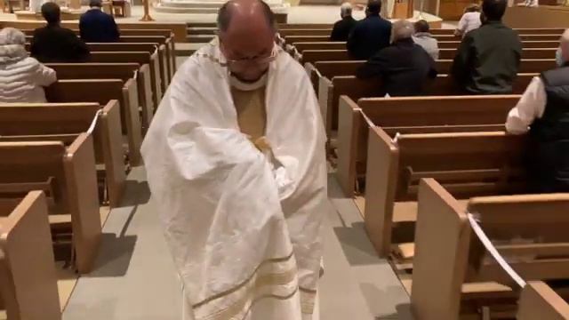 Transferring the Blessed Sacrament to the Altar of Repose смотреть онлайн