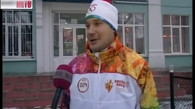 На улице Родионова эстафету Олимпийского огня принял прославленный спортсмен и актер Олег Тактаров смотреть онлайн