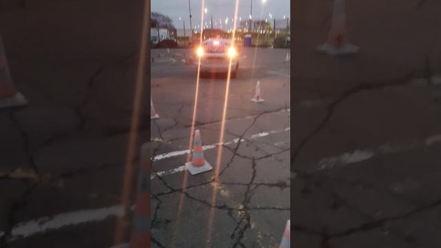 Как выполнить Упражнение "Заезд на парковку задним ходом/заезд в бокс" смотреть онлайн