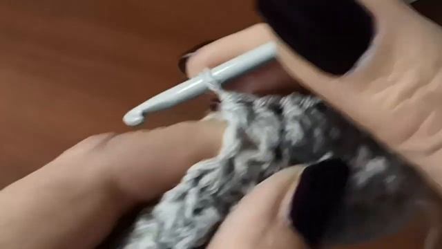 Шапка поперечным вязанием, крючком, узор звездочки и рельефные полустолбики.
