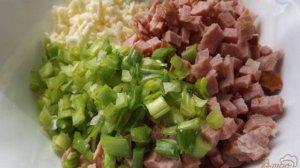Слоеный пирог с колбасой и сыром
